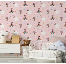 Chambre d''enfant avec papier peint rose à motifs Minnie Mouse, arc-en-ciel et étoiles.