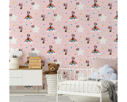 Chambre d''enfant avec papier peint rose à motifs Minnie Mouse, arc-en-ciel et étoiles.