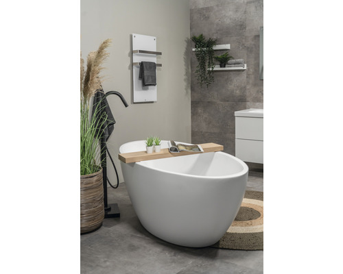 Badezimmer mit freistehender Badewanne, Handtuchwärmer und Dekorationen