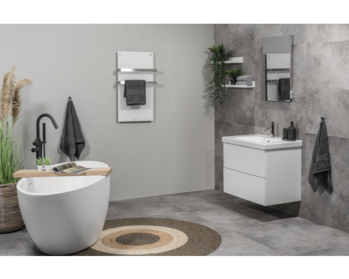 Badezimmer mit freistehender Badewanne, Waschtisch und Handtuchwärmer