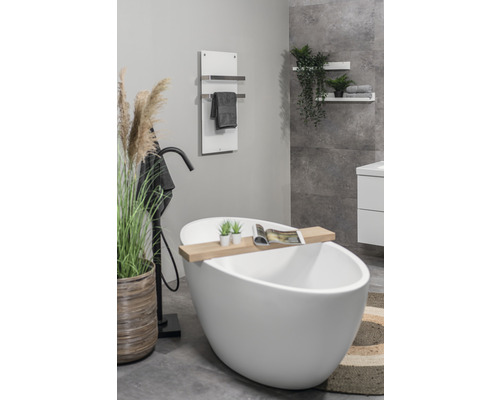 Modernes Badezimmer mit freistehender Badewanne, Handtuchwärmer und dekorativen Elementen für eine helle und organisierte Atmosphäre