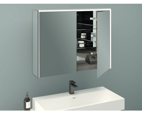 Armoire de toilette avec éclairage au-dessus d''un lavabo avec robinet et distributeur de savon