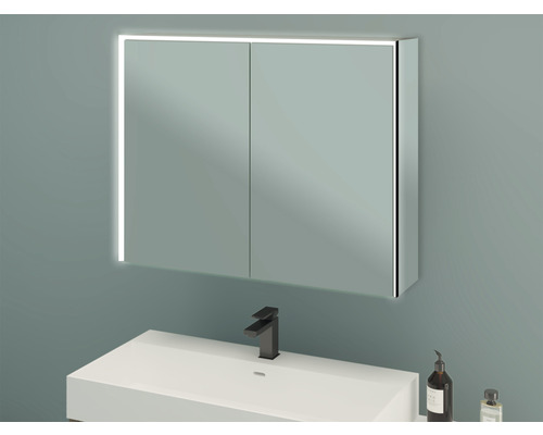 Armoire de toilette éclairée au-dessus du lavabo dans la salle de bain