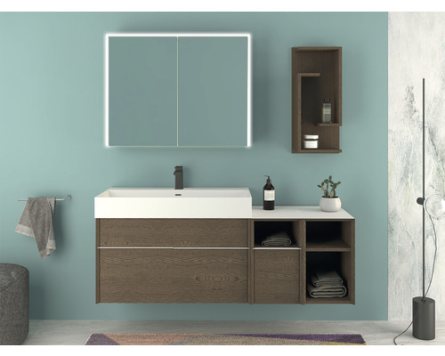 Salle de bains avec meuble sous-lavabo, miroir, étagère et porte-serviettes