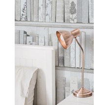 Dekorative Szene mit einem Bett, einer Lampe und einer Tapete im Bücherregal-Design.