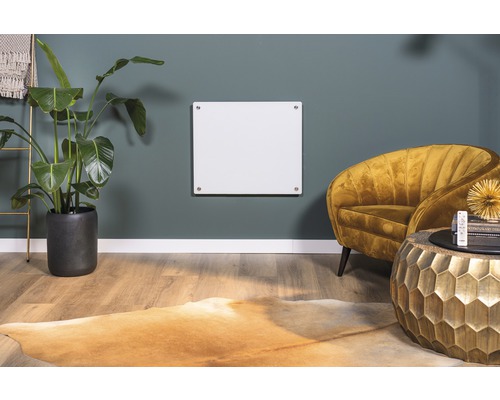 Wohnzimmer mit Infrarotheizung an der Wand, Sessel, Tisch und Zimmerpflanze