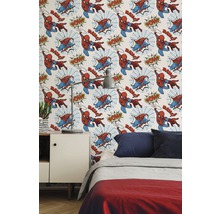 Chambre décorée avec un papier peint Spiderman.