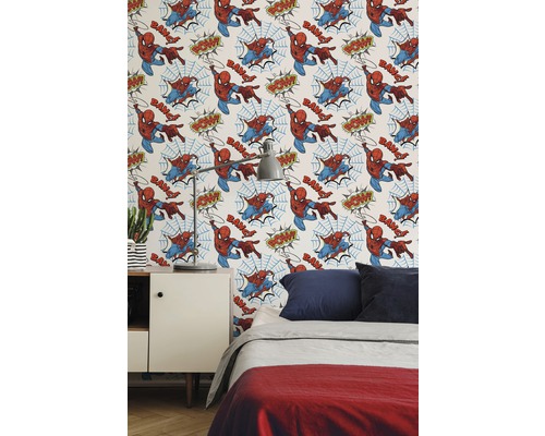 Chambre décorée avec un papier peint Spiderman.