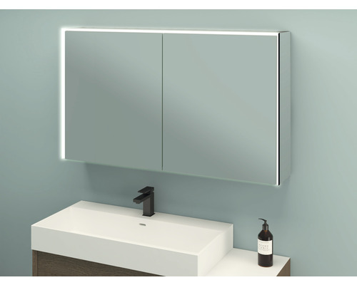 Armoire de toilette avec éclairage au-dessus d''un lavabo avec robinet