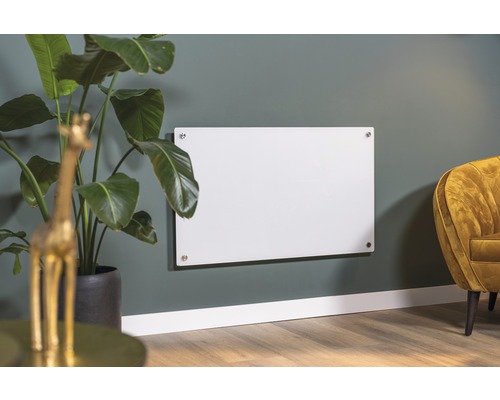 Weiße Heizplatte an der Wand montiert in Wohnraumumgebung.