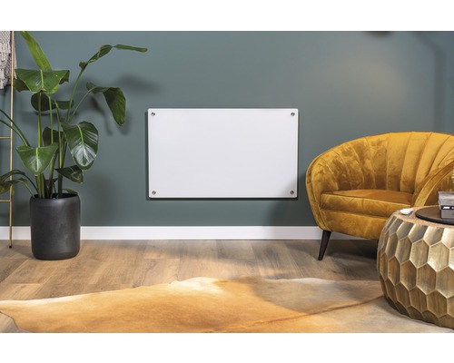 Wohnzimmer mit Infrarotheizung an der Wand, Sessel, Pflanze und Teppich