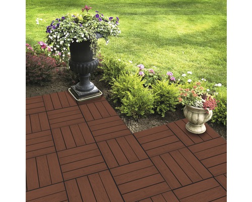 Verlegte Terrassenfliesen im Garten mit Bepflanzung