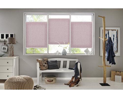 Salon lumineux avec fenêtre et store plissé