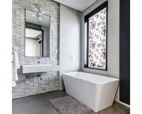 Salle de bains moderne avec baignoire îlot, lavabo, miroir et store de fenêtre à motifs floraux