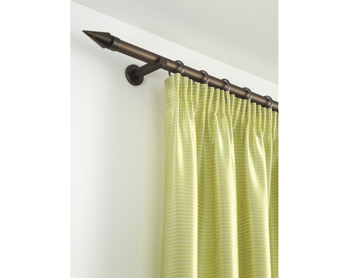 Gardinenstange mit Endstück und Vorhangringen an der Wand montiert