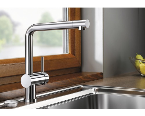 Küchenarmatur aus Metall am Spülbecken