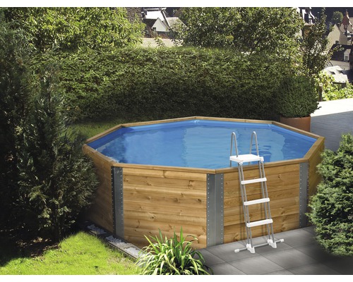 Aufstellpool aus Holz mit Leiter im Garten