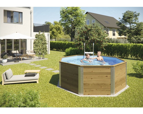 Gartenszene mit Holzpool, zwei Kindern im Wasser und Gartenmöbeln auf einer Terrasse