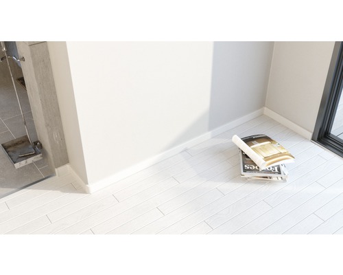 Heller Raum mit Zeitschriften auf Laminatboden und Kaminbesteck.