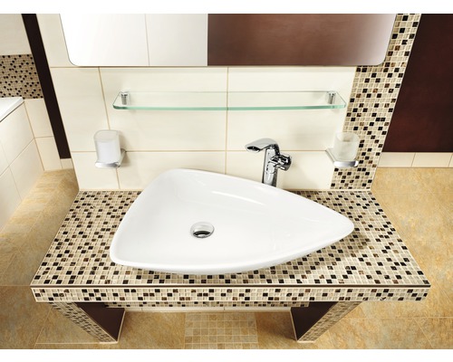 Lavabo de salle de bain moderne de forme triangulaire avec robinet sur une table en mosaïque