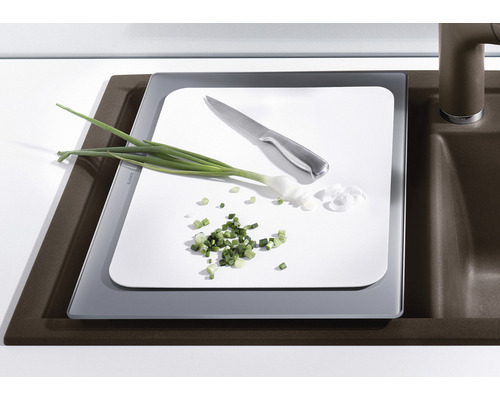 Spüle mit Schneidebrett, Messer und geschnittenen Frühlingszwiebeln