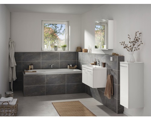 Salle de bains avec baignoire, meuble sous-lavabo, armoire de toilette et armoire haute au design clair