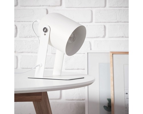 Weisse Tischlampe auf einem Beistelltisch