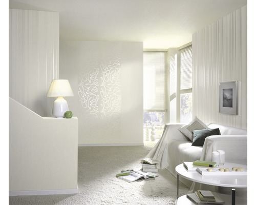 Heller Wohnraum mit Sofa, Tisch und Lampe