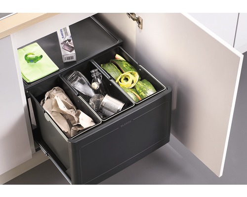 Abfalltrennsystem mit drei Behältern zur Mülltrennung im Küchenschrank