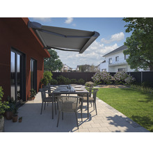 Scène d''une terrasse avec store, table de jardin et chaises