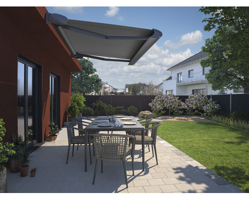 Scène d''une terrasse avec store, table de jardin et chaises