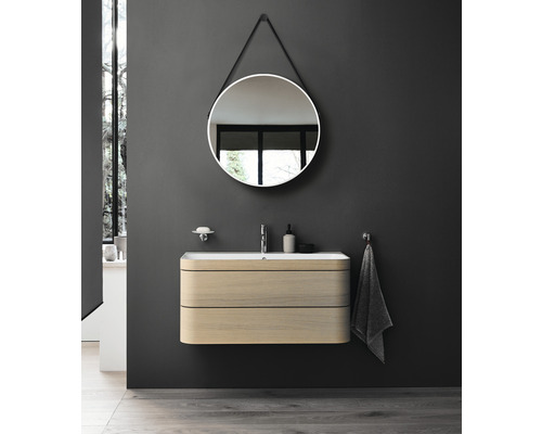 Salle de bain moderne avec meuble sous-lavabo, miroir et accessoires sur mur gris