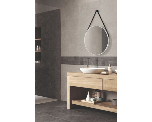 Salle de bains avec lavabo, miroir et carrelage gris