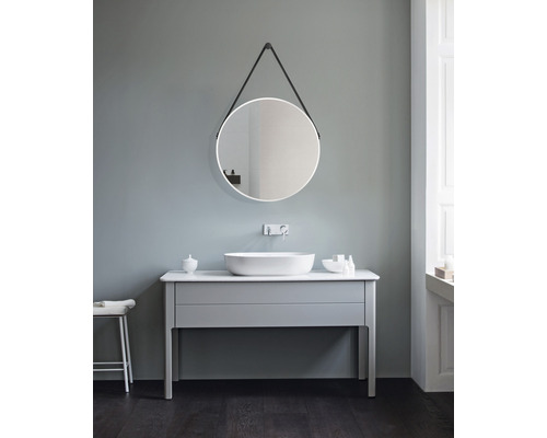 Salle de bains moderne avec miroir rond, meuble-lavabo et tabouret