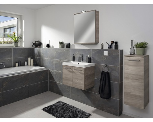 Helles Badezimmer mit Badewanne, Waschtisch, Spiegelschrank und Handtuchhalter