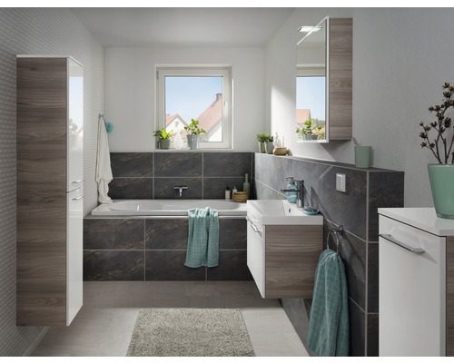 Modernes Badezimmer mit Badewanne, Waschtisch, Spiegelschrank und Hochschrank