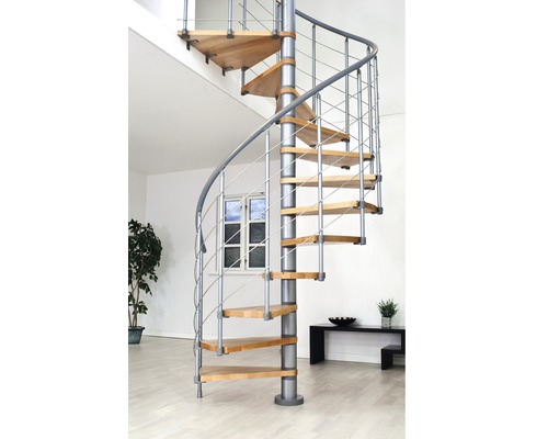Wendeltreppe aus Holz und Metall im Innenraum.