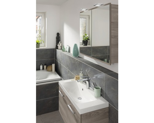 Salle de bains moderne avec lavabo, armoire de toilette et baignoire