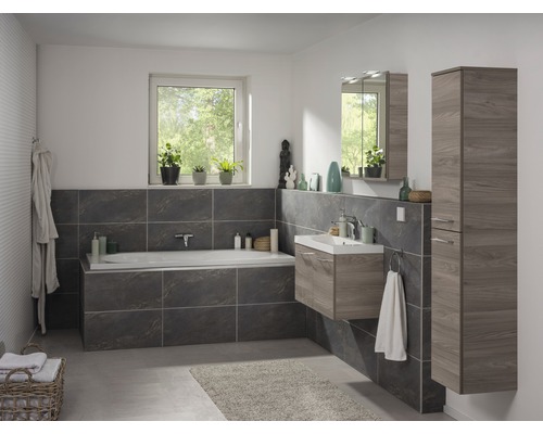 Salle de bains avec baignoire, meuble-lavabo, armoire de toilette et armoire haute au design moderne