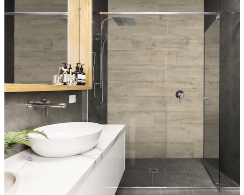 Salle de bain moderne avec douche, lavabo et miroir