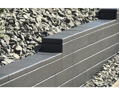 Gestaltungsidee für eine Gartenmauer aus Betonsteinen mit Kiesbeet