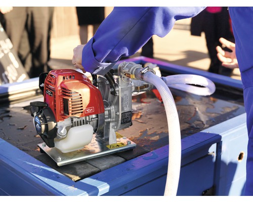 Pompe à eau à essence avec tuyau sur une table