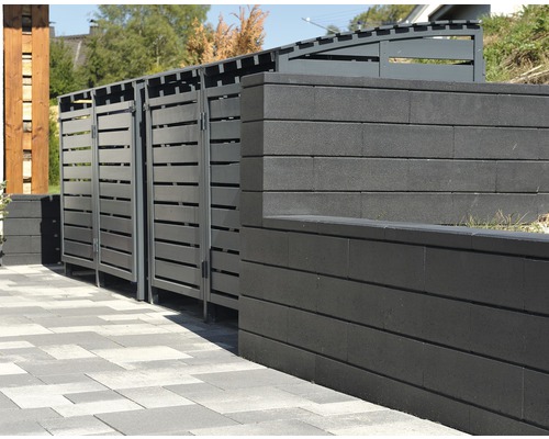 Cache-poubelle et mur en blocs de béton en extérieur