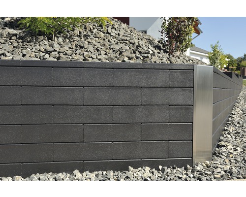 Muret de jardin en blocs de béton avec bordure en acier inoxydable