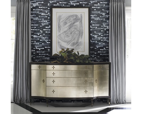 Dekorative Kommode vor Mosaikwand mit Vorhängen