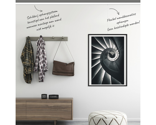 Espace de vie avec décoration murale, vestiaire et commode