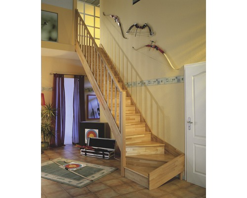 Escalier en bois dans un espace de vie avec une rampe