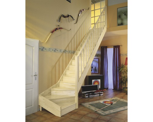 Escalier en bois dans un salon avec décoration