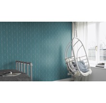 Chambre décorative avec papier peint à motifs bleu clair, un fauteuil suspendu et un lit