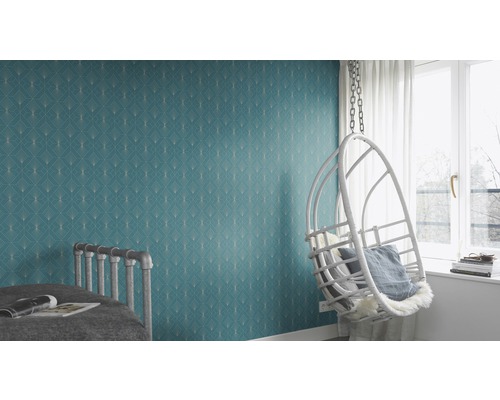 Chambre décorative avec papier peint à motifs bleu clair, un fauteuil suspendu et un lit